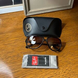 Women’s large Rayban sunglasses.